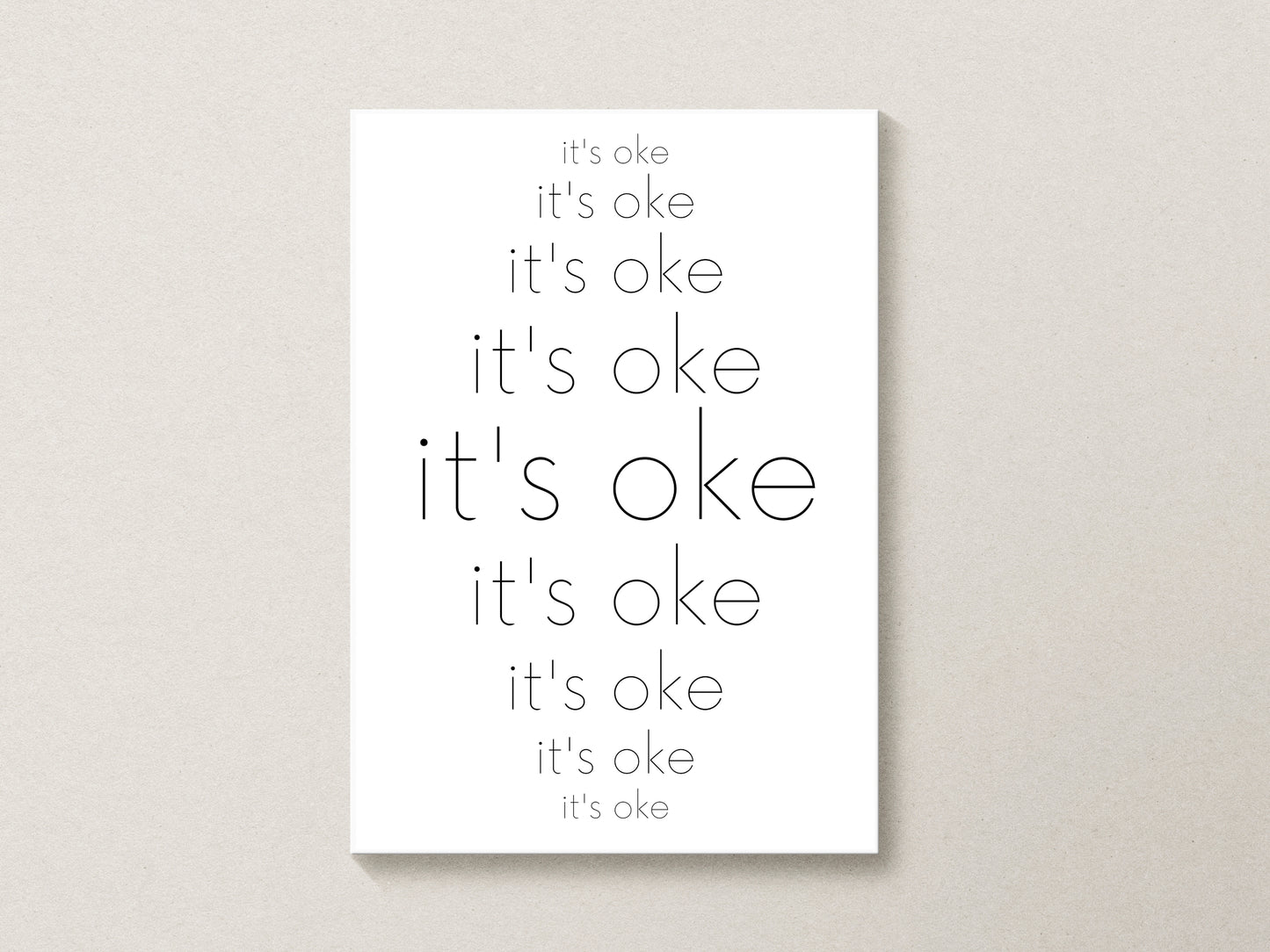 Minimalistische Quote Poster ‘It’s oke’ – Zwart-Wit Printbare Wanddecoratie – Digitale Download voor Modern Interieur