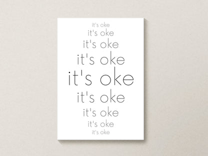 Minimalistische Quote Poster ‘It’s oke’ – Zwart-Wit Printbare Wanddecoratie – Digitale Download voor Modern Interieur